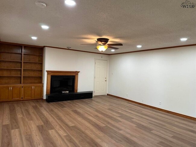 Building Photo - 2400 Martin St