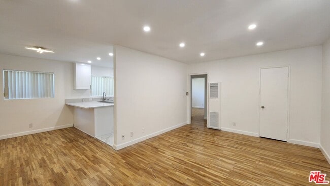 Building Photo - 12942 Moorpark St