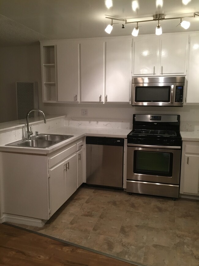 Foto del edificio - Beautiful 1 Bed/1 Bath Condo Apartment with Private Balcony, Hardwood Flooring, Pool, and AC