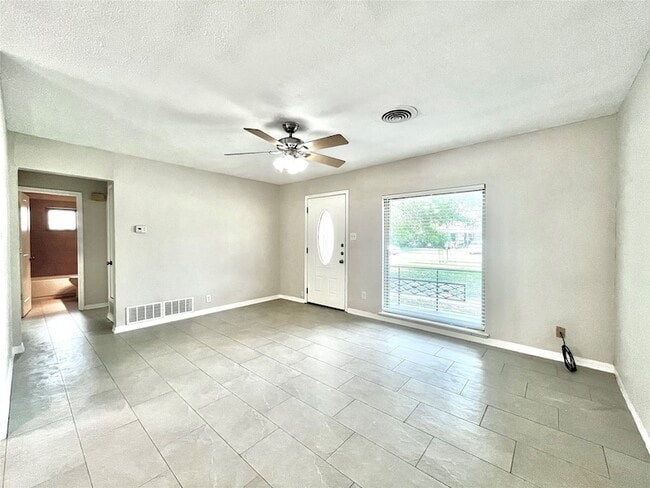 Building Photo - 2614 Denison St