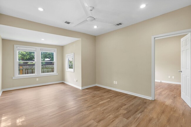 Building Photo - 333 W Hutchison St