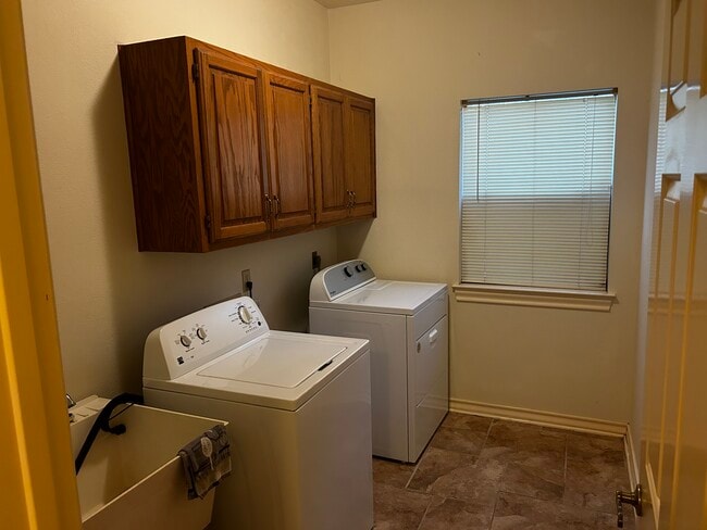 Building Photo - 15603 Rose Crest