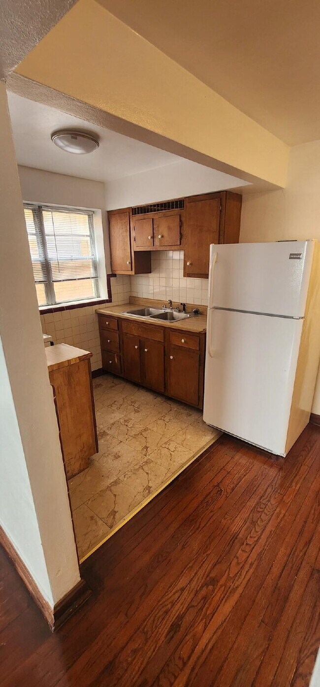 Foto del edificio - ** MOVE-IN SPECIAL. Half Off 1st Months Rent** 1 5 a Half-Bedroom Apartment with Bonus Room & Ref...