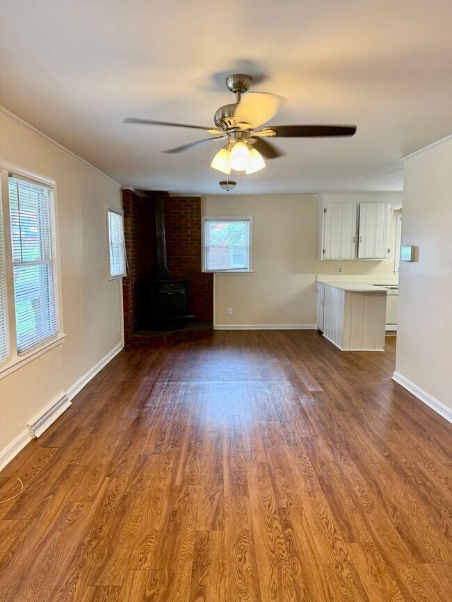 Foto del edificio - Three bedroom, 1 bath house in Burlington