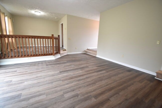 Building Photo - 3 Bedroom 2 Bathroom- Pets Allowed