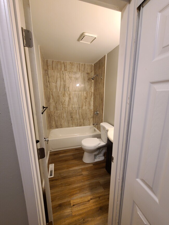 Full bath, newly updated w/ tile backsplash - 1523 W 22nd Ter