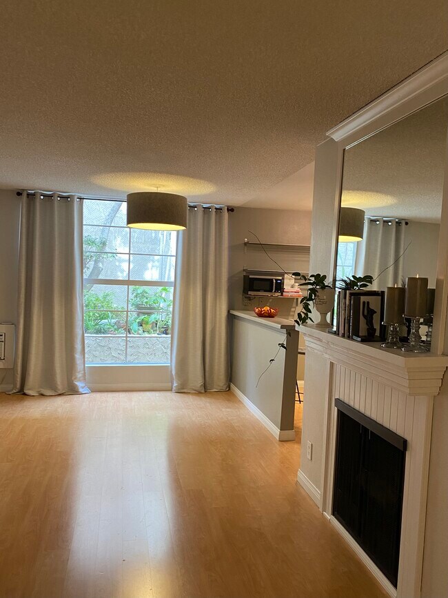 Foto del edificio - 11645 Montana Ave