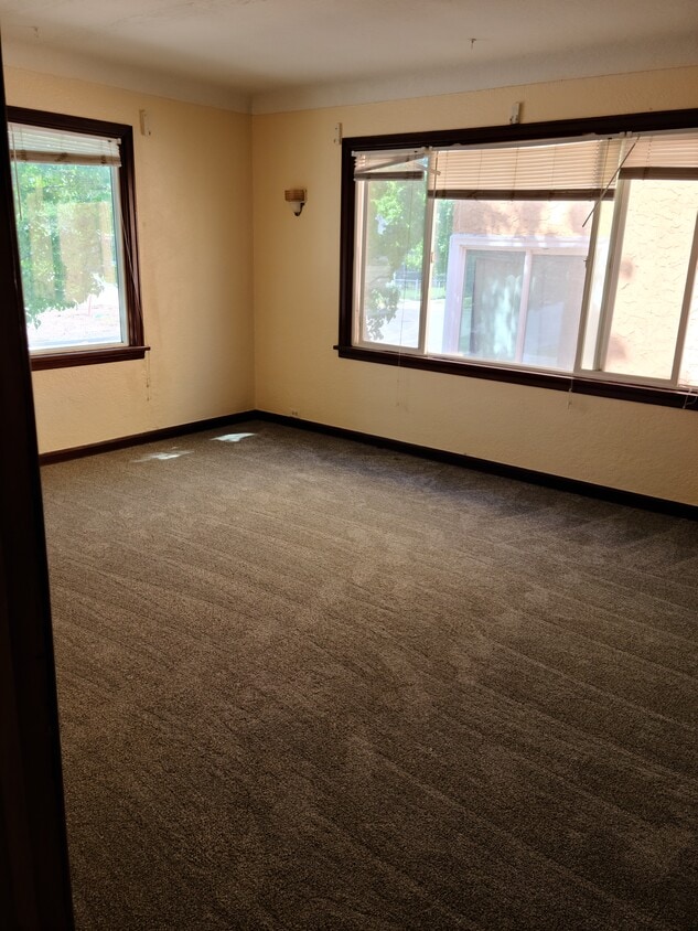 living room - 945 E Lander St