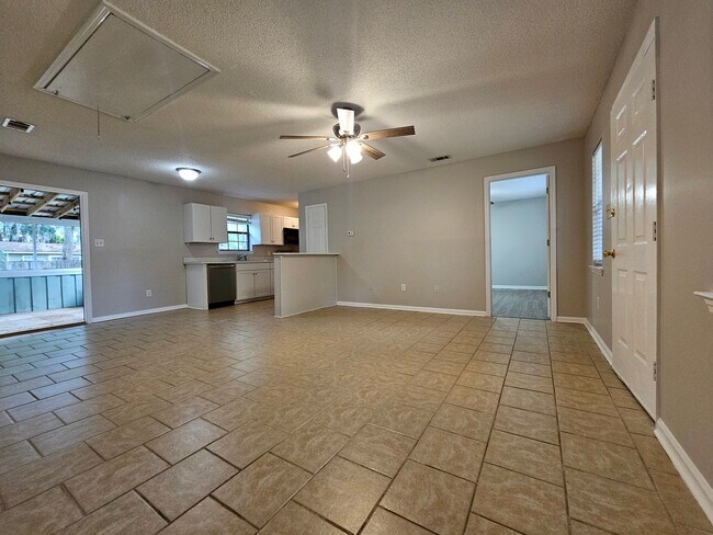 Building Photo - **Newly remodeled kitchen **  2 bedroom, 2bath Isle of Hope home with fenced in backyard and scre...