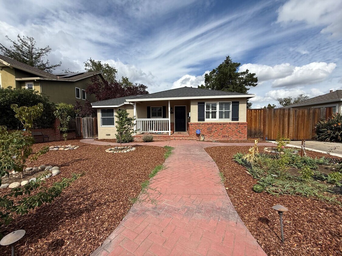Foto principal - Beautiful Home With Stand-Alone ADU | Camb...