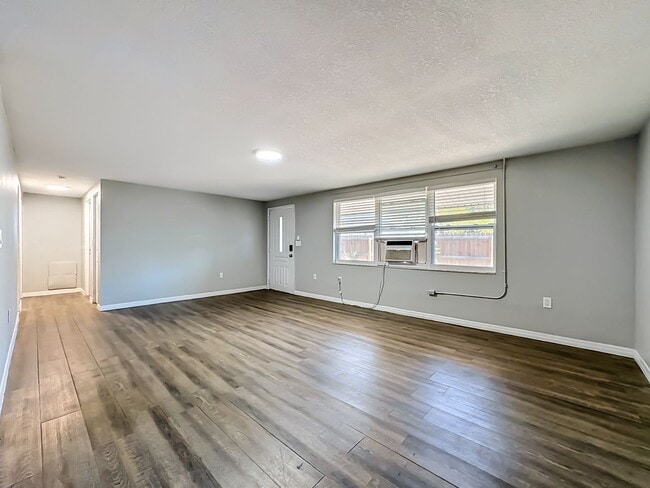Building Photo - 702 21st Ave W