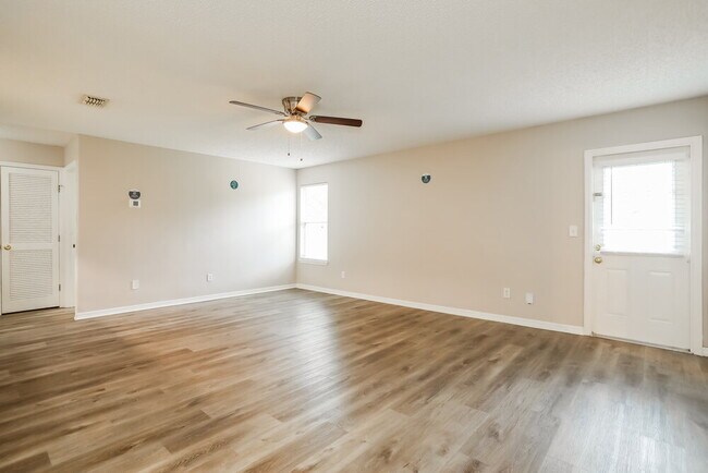 Foto del edificio - 2643 Pinewood Blvd E