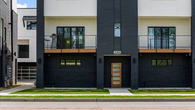 Building Photo - 3769 Riverside Dr