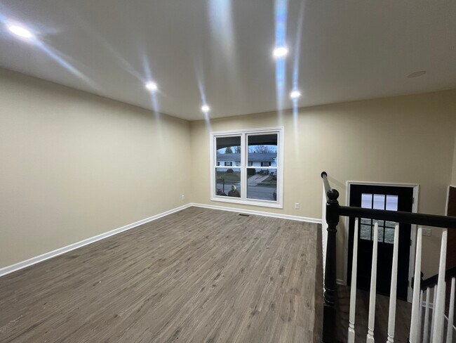 Building Photo - 207 Tallman Ave