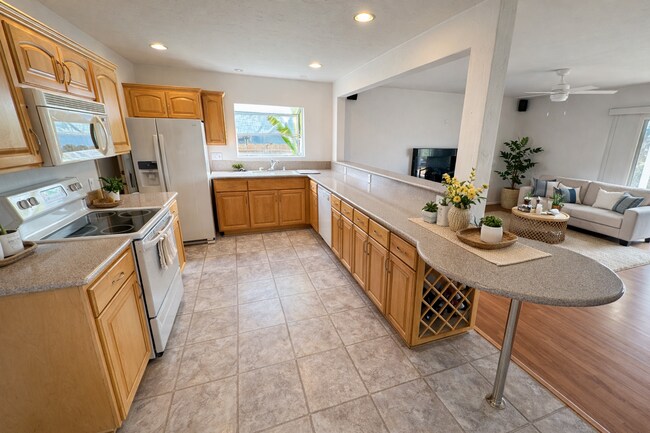 Foto del edificio - Large 3BD/2BA w/ Private Backyard!