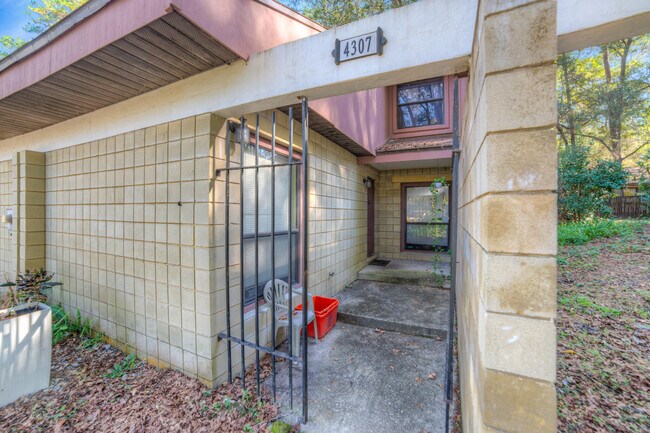 Building Photo - 4307 SW 70th Ter