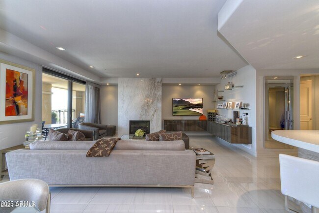 Building Photo - 7181 Camelback Rd