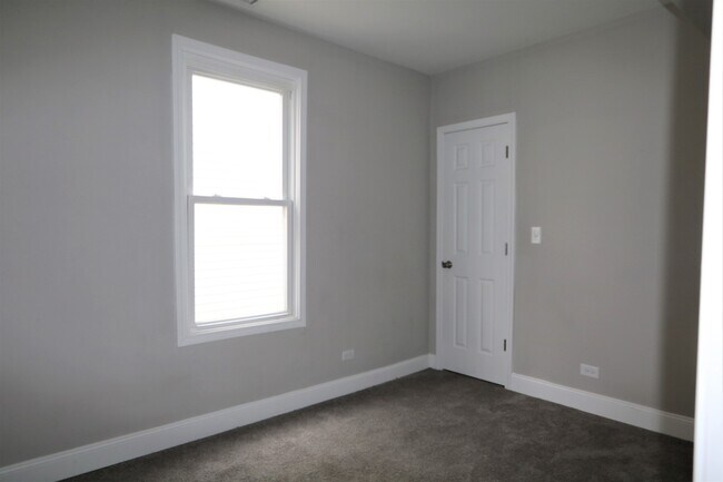 Building Photo - 9116 S Woodlawn Ave