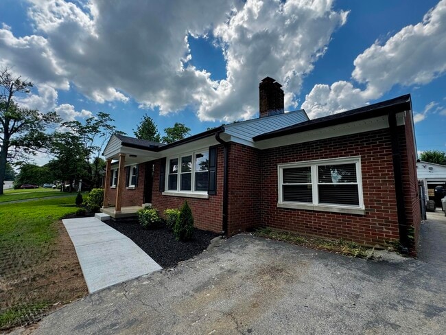 Building Photo - 1821 Blue Ridge Dr