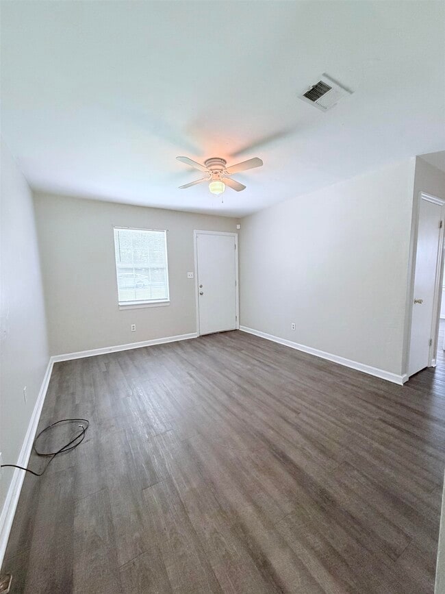 Building Photo - 4830 Ruthenia Rd