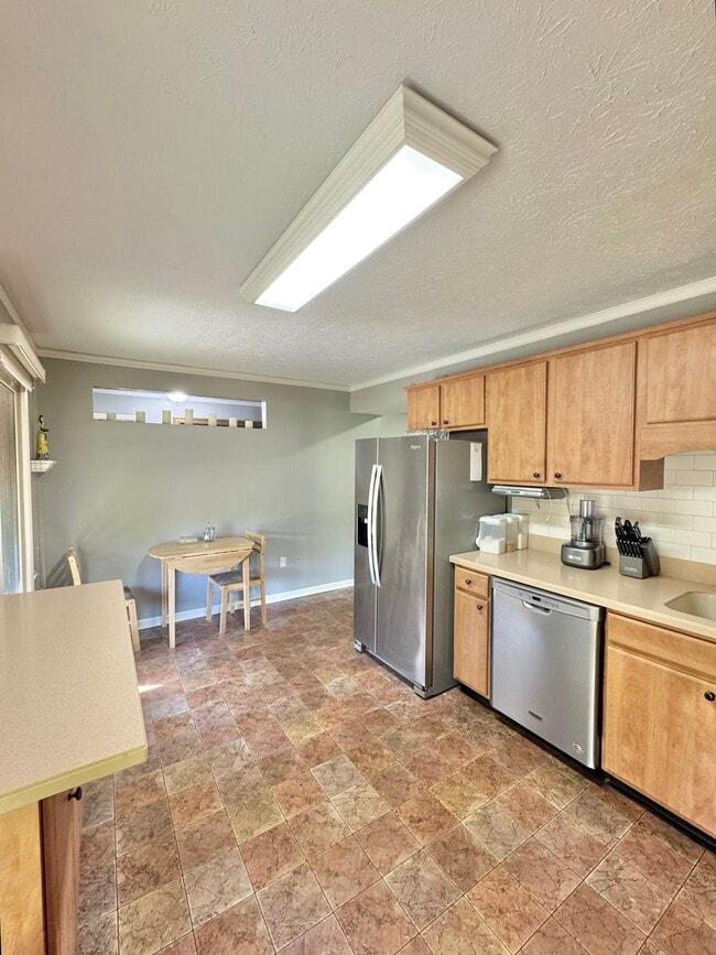 Building Photo - 1411 Arroyo Dr
