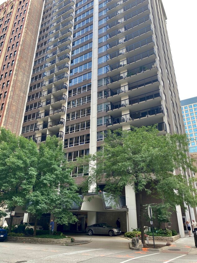Foto principal - 201 E Chestnut St