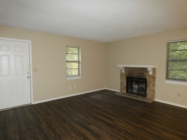 Foto del edificio - Updated Town Home In Park Hill School Dist...