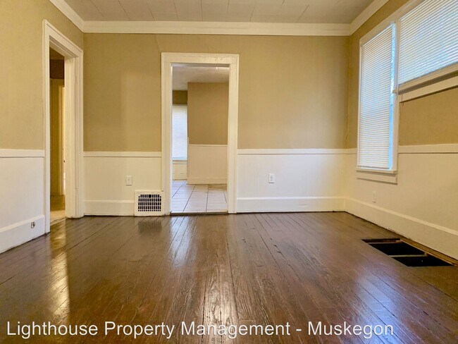 Building Photo - 39 Iona Ave