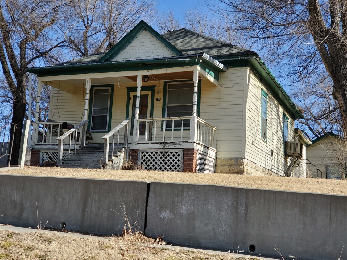 316 S B St, Herington, KS 67449