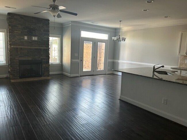 Building Photo - GORGEOUS 3 BED, 2.5 BATH TOWNHOME READY IN...