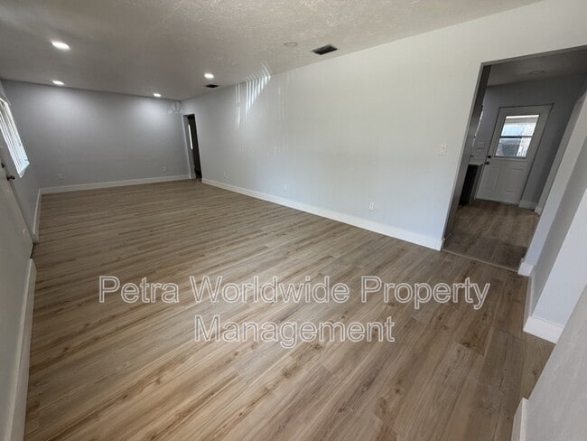 Building Photo - 131 W Atwater Ave