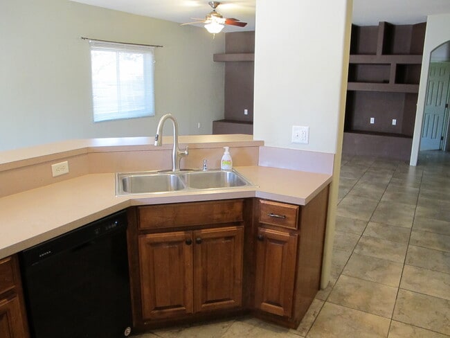 Building Photo - 1305 E Linden St