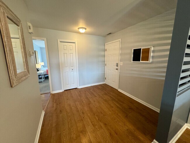 Building Photo - Waterfront condo, located just a mile to R...