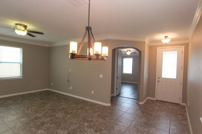 Building Photo - BEAUTIFUL AND BIG 4BED/2.5 BATH HOME in Si...