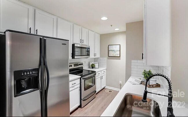 Building Photo - 646 Raphael Pl