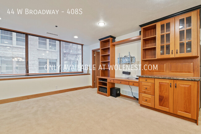 Building Photo - Luxurious 1 Bedroom Downtown Condo! No Dep...
