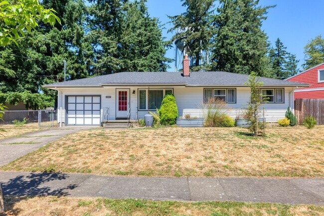 Foto del edificio - Charming 3-Bedroom Bungalow on Large Fenced Lot