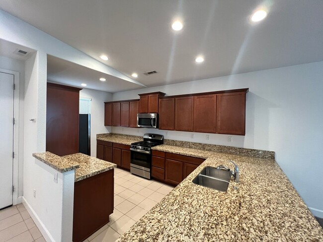 Building Photo - LARGE SINGLE-STORY GREEN VALLEY 4 BEDROOM ...
