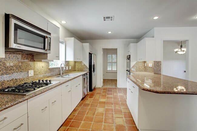 Foto del edificio - 6139 Chevy Chase Dr