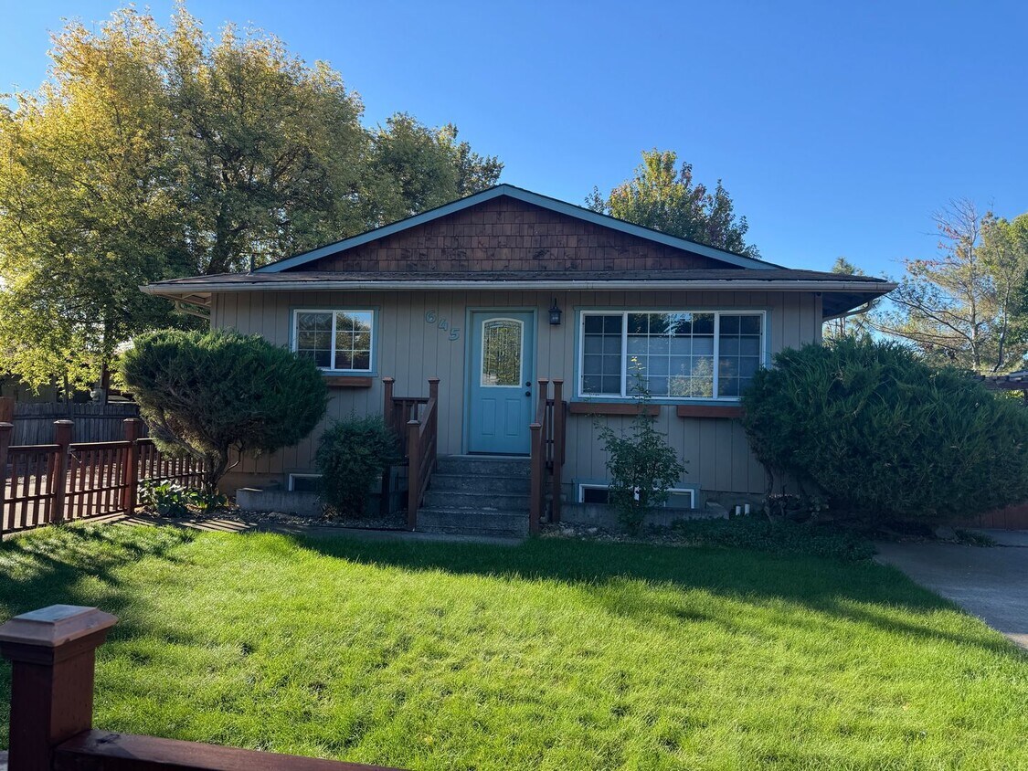 Primary Photo - Large 4 Bedroom Home - Dufur Oregon