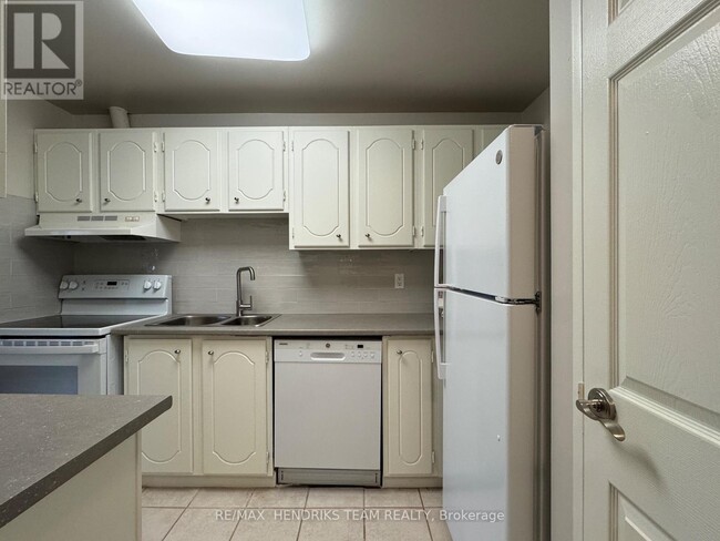 Photo du bâtiment - 610 Lake St