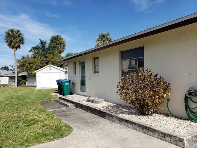 Building Photo - 233 S Harbor Dr