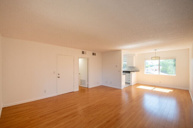 Foto del edificio - 4930 Whitsett Ave