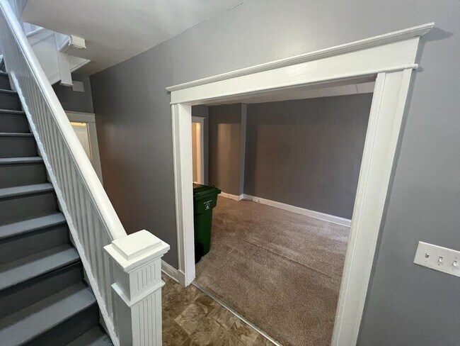 Foto del edificio - Big 2 bedroom home, fully rehabbed with laundry in home