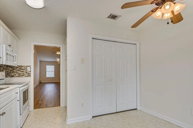 Foto del edificio - Updated 2 BR, 2 BA Townhome