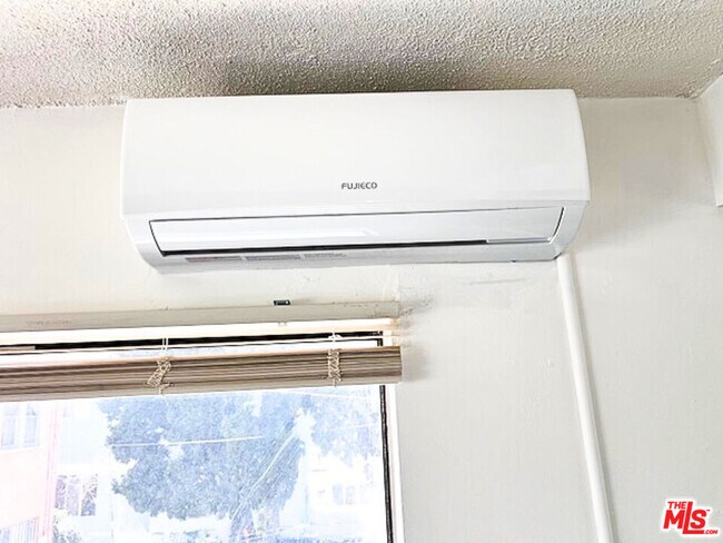 Building Photo - 1227 1/2 Normandie Ave