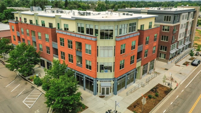 Building Photo - 204 Maple St