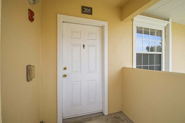 Building Photo - 1020 Villagio Cir