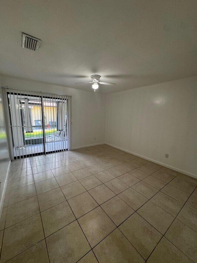 Building Photo - 459 Glenwood Dr