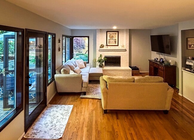 Building Photo - Elegant 4-bed, 4-bath